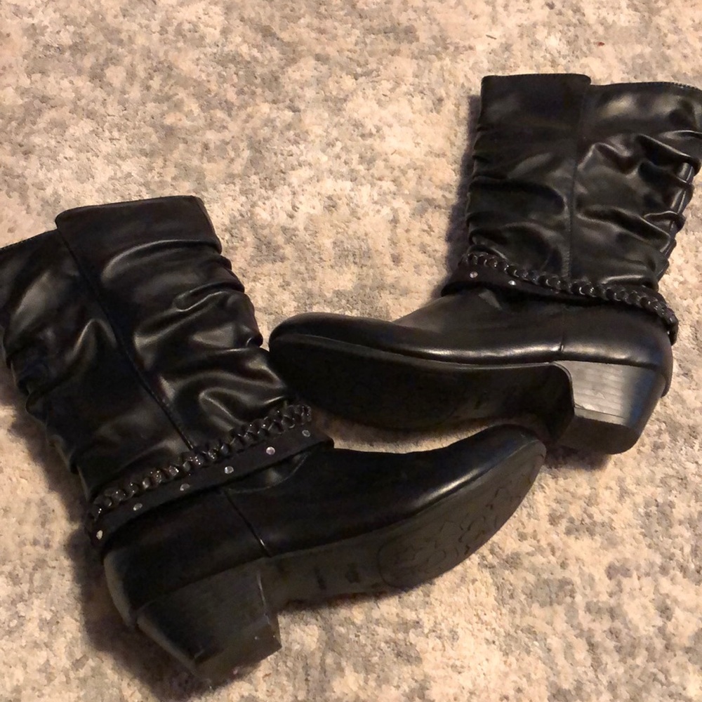 Black slouch heeled boots for girls.  Size 4.